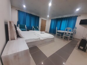 Camera Business con letto matrimoniale o 2 letti singoli | Minibar con snack e bevande gratuite, una cassaforte in camera