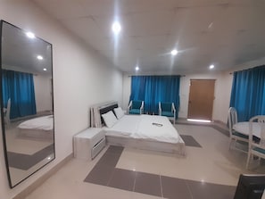Minibar con artículos gratuitos y caja de seguridad en la habitación