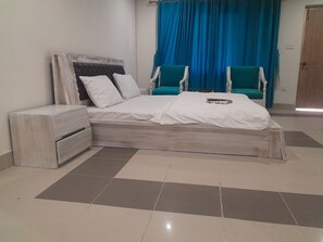 Quarto casal ou duplo empresarial | Frigobar (abastecido com itens grátis), cofres nos quartos