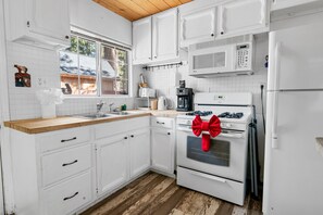 Kylskåp, mikrovågsugn, ugn och spishäll