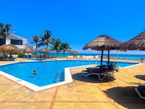Outdoor pool - Apartment in the BEST BEACH on Cancun (Cancún)