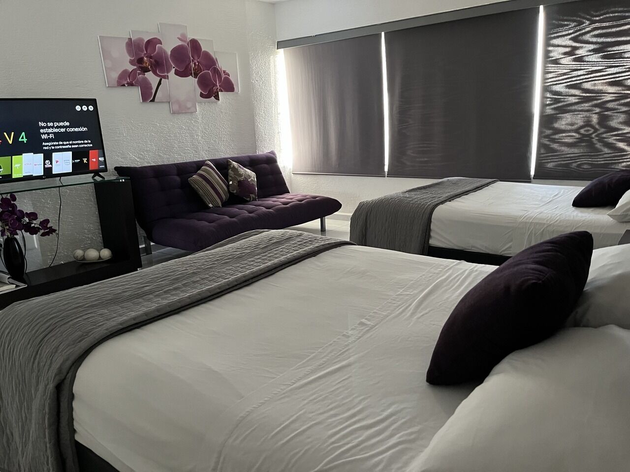 1 間睡房、房內夾萬、書桌、熨斗/熨衫板