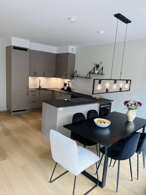 Dining - Central apartment with ocean view  (Vestland)