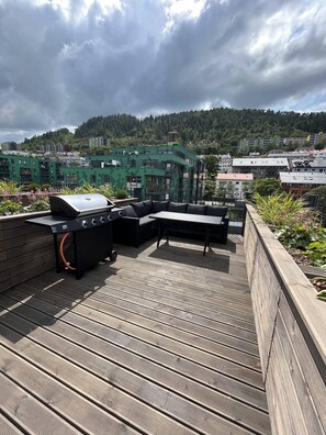 Outdoor dining - Central apartment with ocean view  (Vestland)