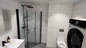 Dusj, hårføner, håndklær og såpe