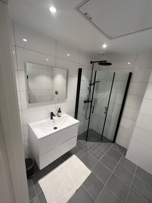 Shower, hair dryer, towels, soap - Central apartment with ocean view  (Vestland)