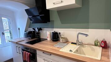 Een koelkast, een microgolfoven, een oven, een kookplaat