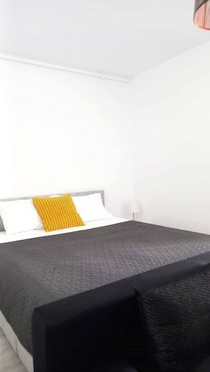 1 slaapkamer, een strijkplank/strijkijzer, wifi, beddengoed