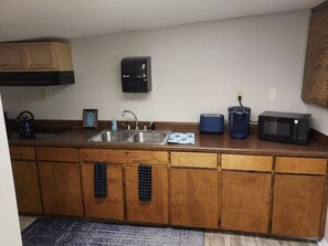 Microondas, horno, cafetera y tetera y utensilios de cocina