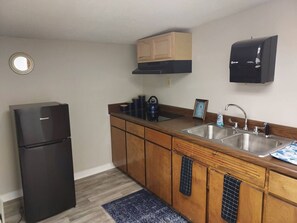 Mikrovågsugn, ugn, kaffe- och tebryggare och grytor/köksredskap