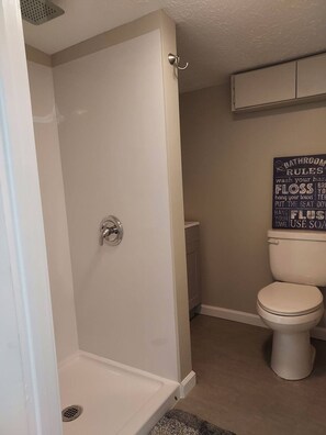 Een haardroger, handdoeken