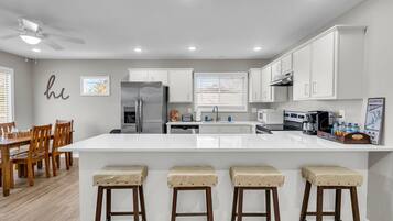 Réfrigérateur, micro-ondes, four, lave-vaisselle