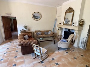 Una mesa de tenis de mesa, libros