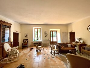 Una mesa de tenis de mesa, libros