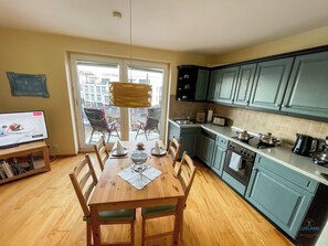 Fridge, microwave, oven, stovetop - Marina view - vacation apartment with marina balcony (Cuxhaven)