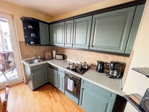 Fridge, microwave, oven, stovetop - Marina view - vacation apartment with marina balcony (Cuxhaven)