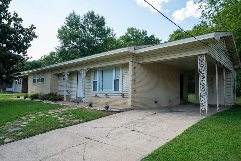 Edwards Pl. 3 BR/ 6 Beds/1.5