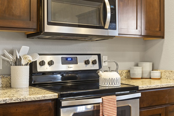 Geladeira, micro-ondas, fogão, cooktop