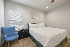 3 chambres, bureau, fer et planche à repasser, lit parapluie