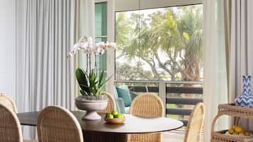 Cottage, 2 Bedrooms (Sweetbay) | Dining room