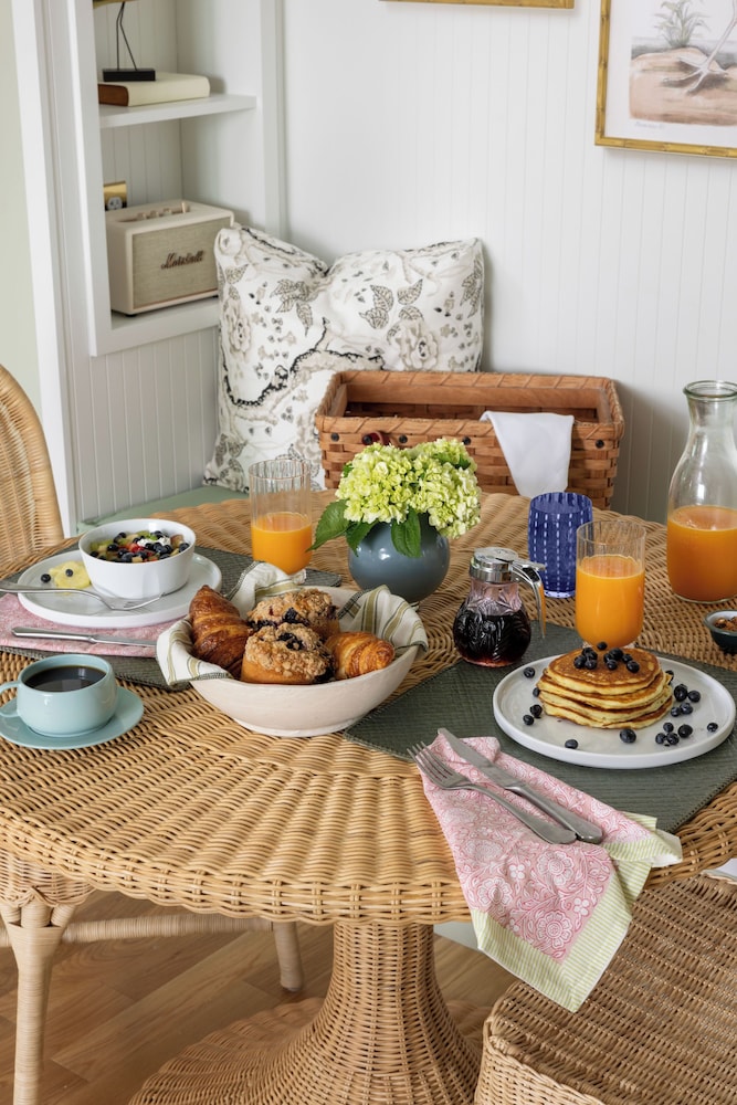 The Dunlin, Auberge Collection by null