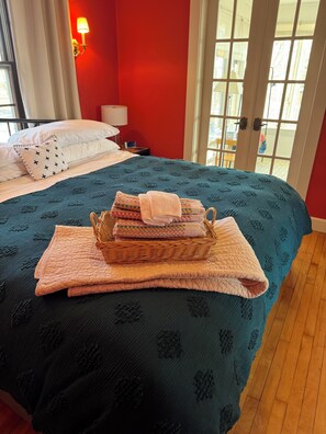 6 Schlafzimmer, Schreibtisch, Bügeleisen/Bügelbrett, Reisekinderbett