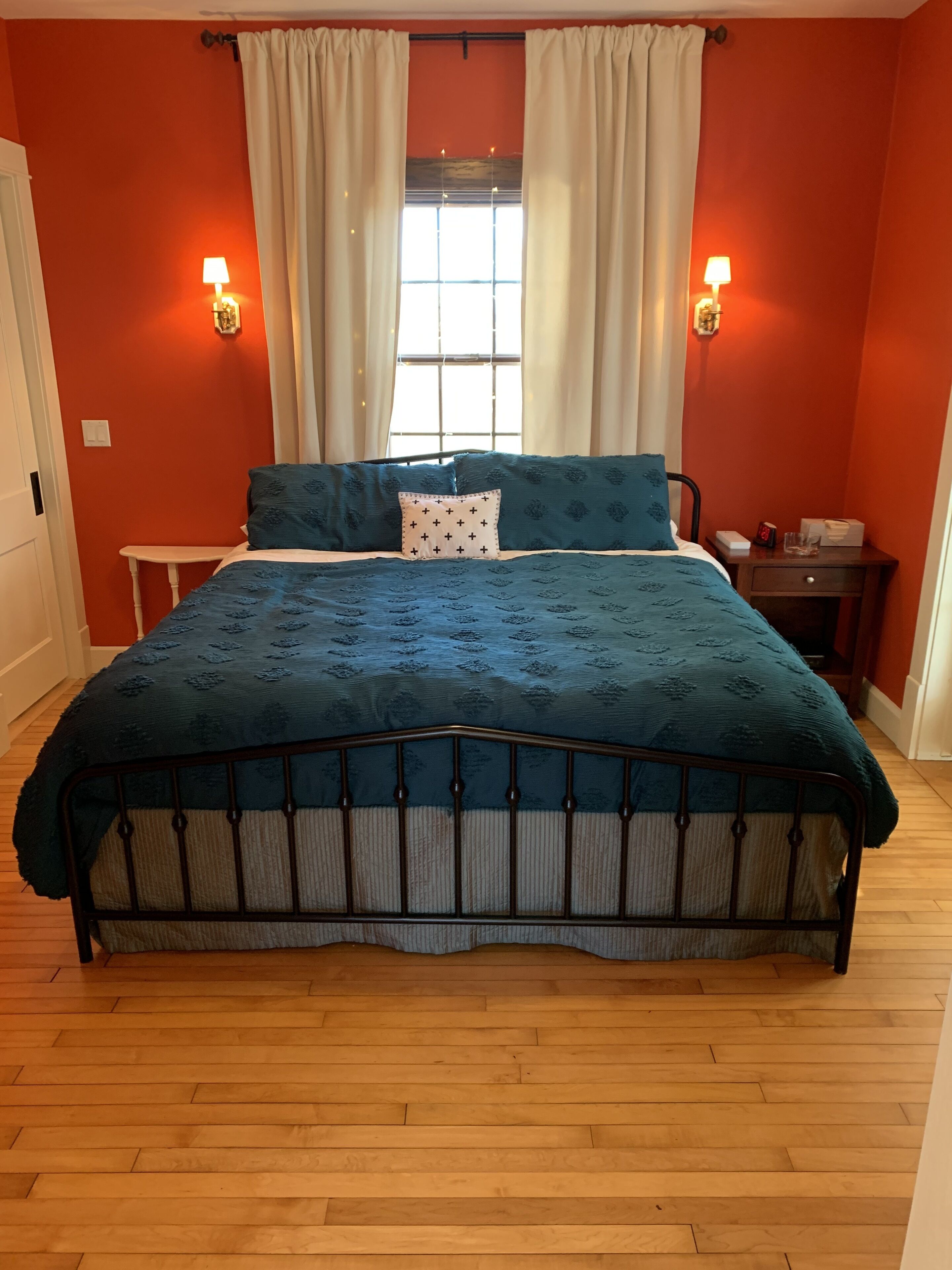 6 bedrooms, desk, iron/ironing board, travel cot