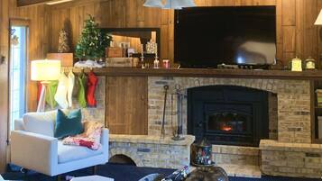 スマートテレビ、暖炉、書庫