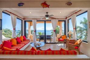 Smart TV - Relax in Your Private Beachfront Retreat, Surrounded by Breathtaking Ocean Views (Akumal)