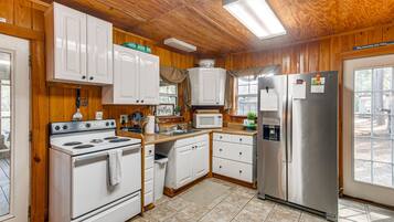 Refrigerador, microondas, parrilla de estufa y tostadora