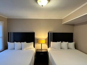 1 bedroom, iron/ironing board, WiFi, bed sheets - Community Court Hotel (Saratoga Springs)