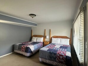 1 bedroom, iron/ironing board, WiFi, bed sheets - Community Court Hotel (Saratoga Springs)