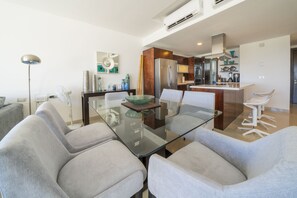 Grand réfrigérateur, micro-ondes, grille-pain, blender