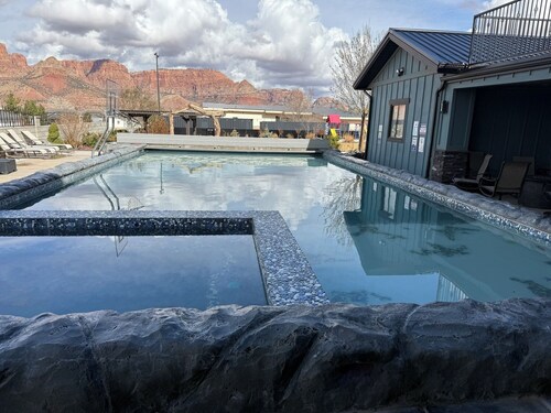 Zion Vista 7BR/5.5BA Poolside Manor Near Zion: Sauna, Hot Tub, Golf, Gym