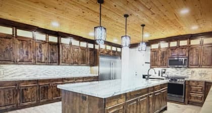 Zion Vista 7BR/5.5BA Poolside Manor Near Zion: Sauna, Hot Tub, Golf, Gym