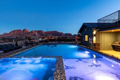 Zion Vista 7BR/5.5BA Poolside Manor Near Zion: Sauna, Hot Tub, Golf, Gym