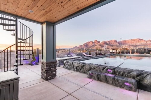 Zion Vista 7BR/5.5BA Poolside Manor Near Zion: Sauna, Hot Tub, Golf, Gym
