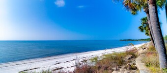 2-story beach cottage with pools, hot tub, gym, patio, & AC - dog-friendly