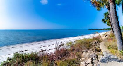 2-story beach cottage with pools, hot tub, gym, patio, & AC - dog-friendly