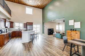 Fridge, microwave, oven, stovetop - Laptop-Friendly Grangeville Getaway w/ Fire Pit! (Grangeville)