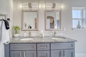 A bathroom with two sinks, a mirror, and a towel rack. - The Jolly Rancher, Luxury Amenities, Corporate and Vaca (Twin Falls)