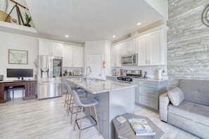 Fridge, microwave, oven, stovetop - The Jolly Rancher, Luxury Amenities, Corporate and Vaca (Twin Falls)