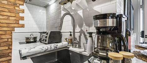 Réfrigérateur, micro-ondes, plaque de cuisson, cafetière/bouilloire