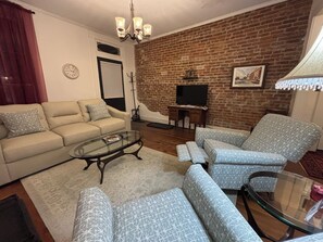 TV connectée, table de tennis de table, livres