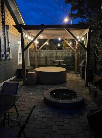 "Madison Manor I" by The River: Nice patio, hot tub, gas grill, and fire pit