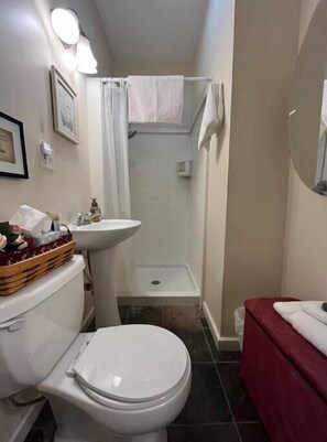 Dusche, umweltfreundliche Kosmetikartikel, Haartrockner, Handtücher