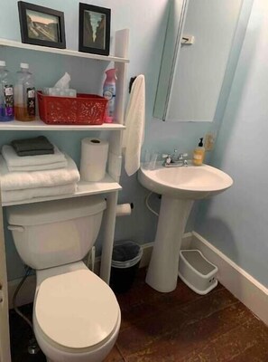 Dusche, umweltfreundliche Kosmetikartikel, Haartrockner, Handtücher