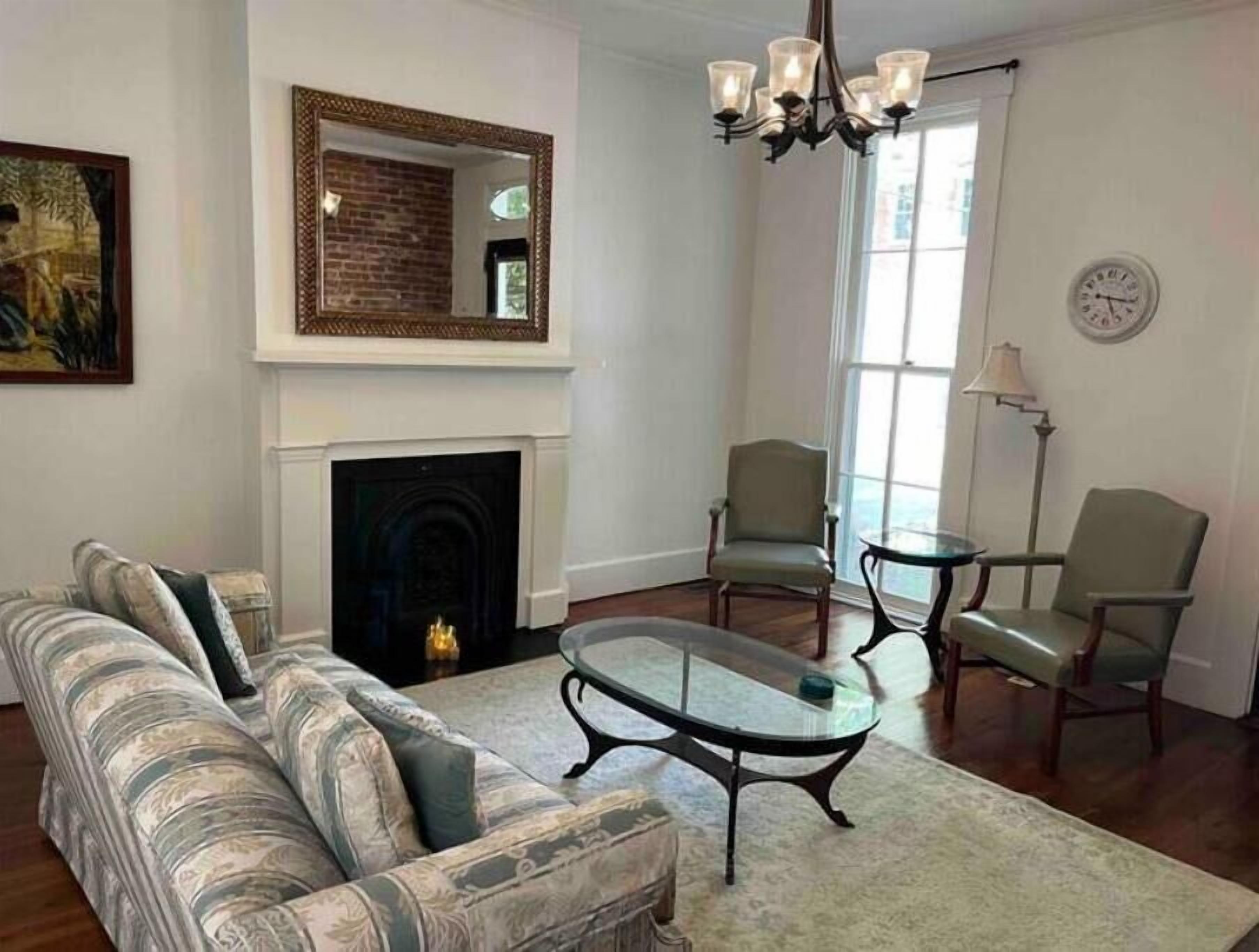 Älytelevisio, pöytätennispöytä, kirjoja