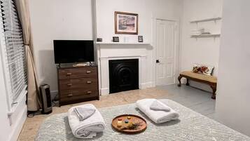 2 makuuhuonetta, työpöytä, silitysrauta/-lauta, vauvan matkasänky