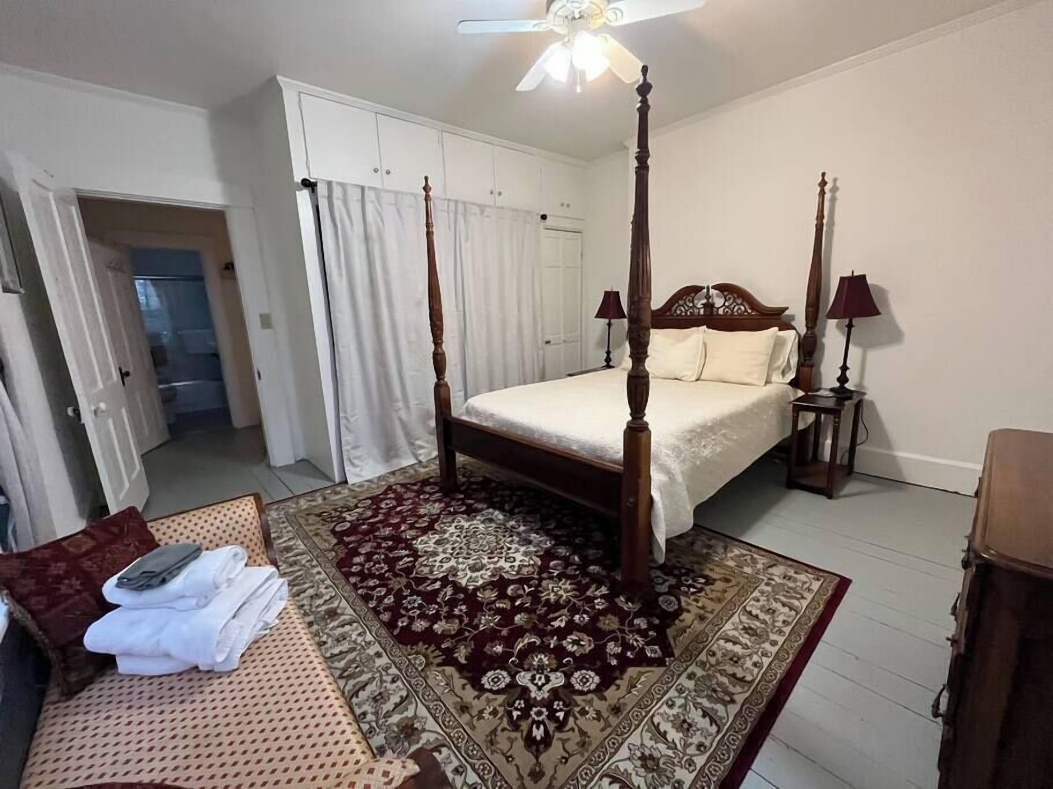 2 dormitorios, escritorio, tabla de planchar con plancha y cuna de viaje